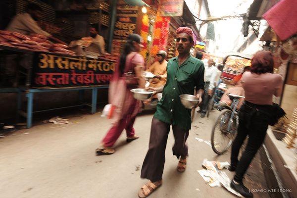 Thực phaamt ở đường phố Old Delhi, Ấn Độ. (Ảnh: Romeo Wee Edong).